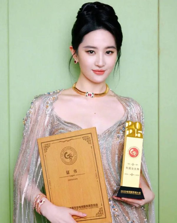 热丰网 刘亦菲回应获年度女主角：感谢生活中的千万朵玫瑰