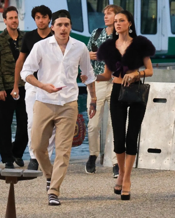 倍倍网 布鲁克林夫妇逛街！妮可拉大热天穿皮草与厚底鞋，小蛮腰十分抢镜