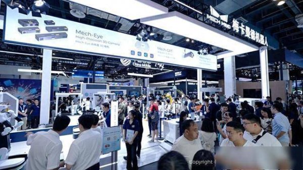 股腰包 梅卡曼德（雄安）机器人亮相2025世界人工智能大会